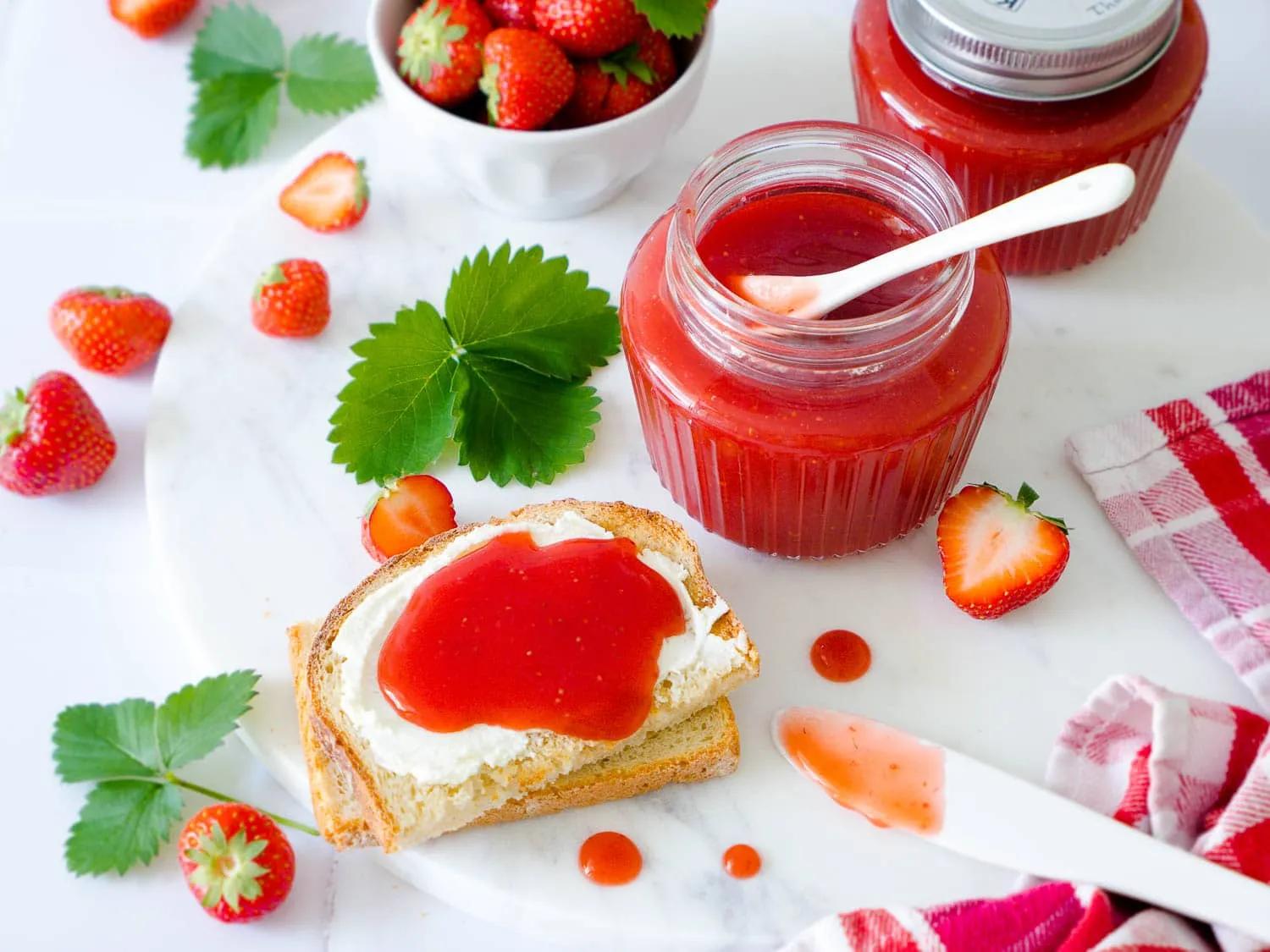 Erdbeer-Samt-Marmelade und die besten Tipps wie sie nicht braun wird ...