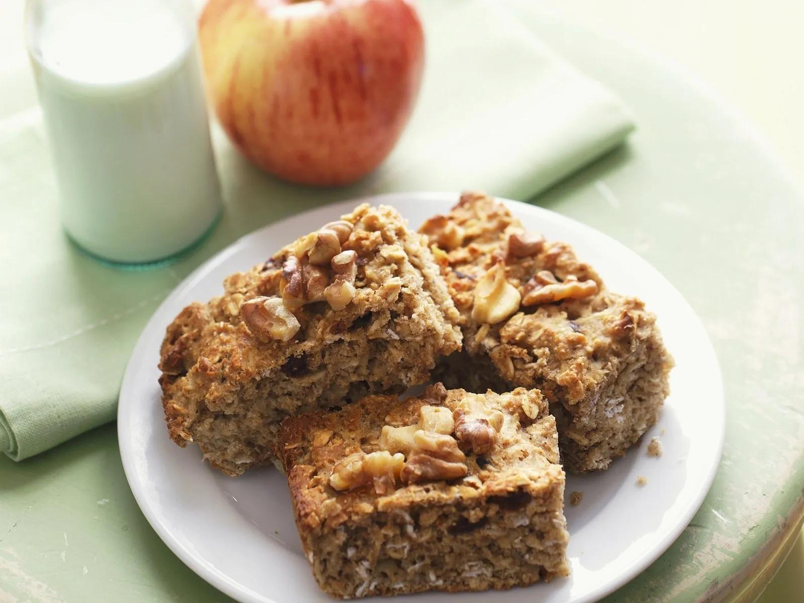 Apfel-Haferflocken-Kuchen mit Nüssen Rezept | EAT SMARTER