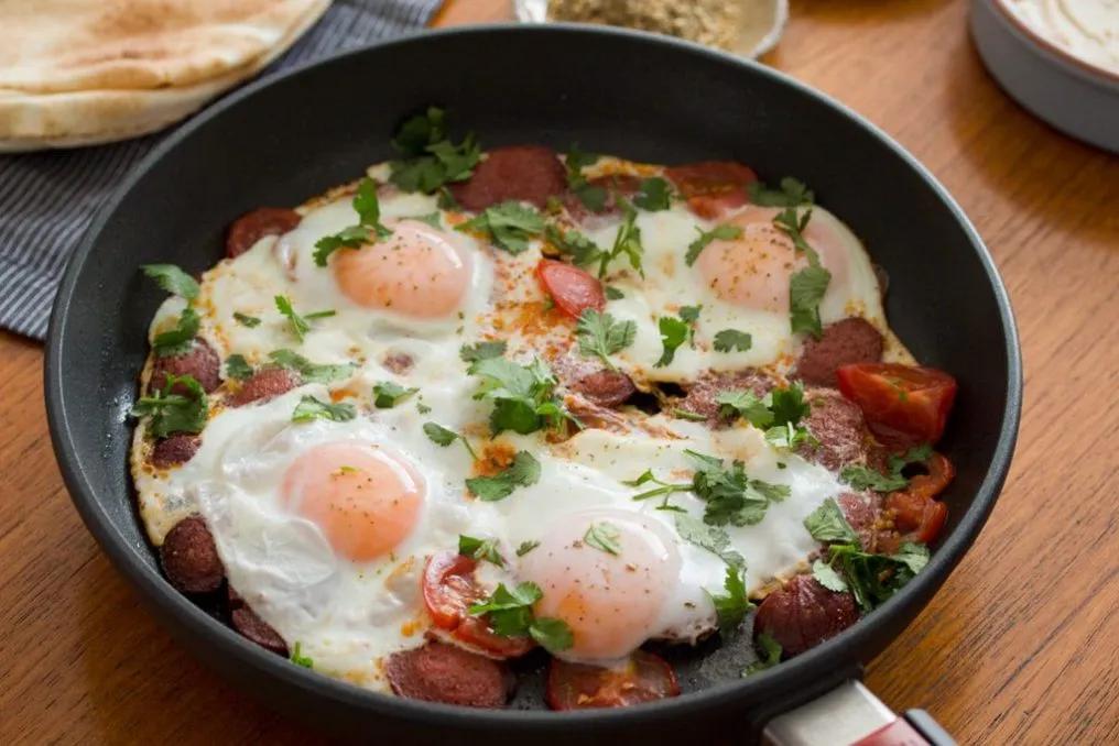Sucuk mit Ei und Tomate – die perfekte Brunch-Kombo! › bistro badia