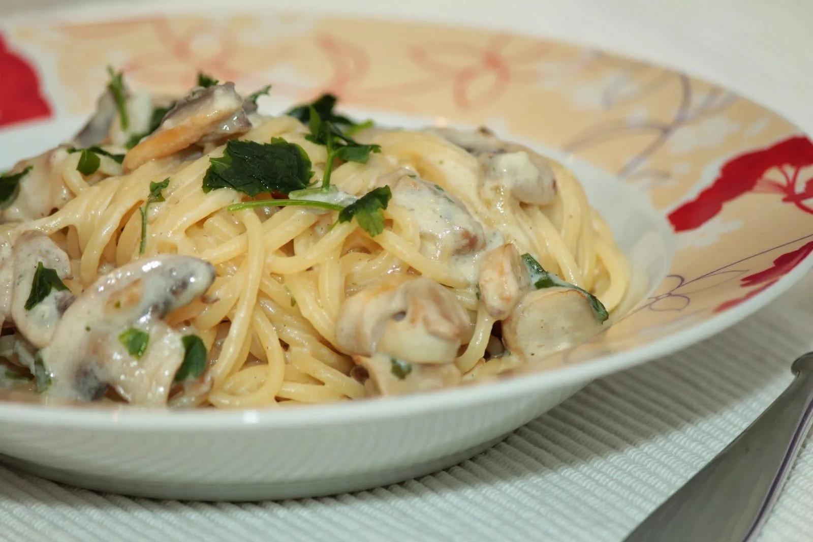 Löffel voll Glück: Spaghetti mit leichter Gorgonzola-Champignon-Soße ...