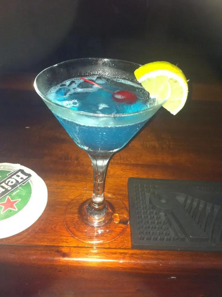 This gin blue martini is so good | Blue martini, Martini, Martini glass