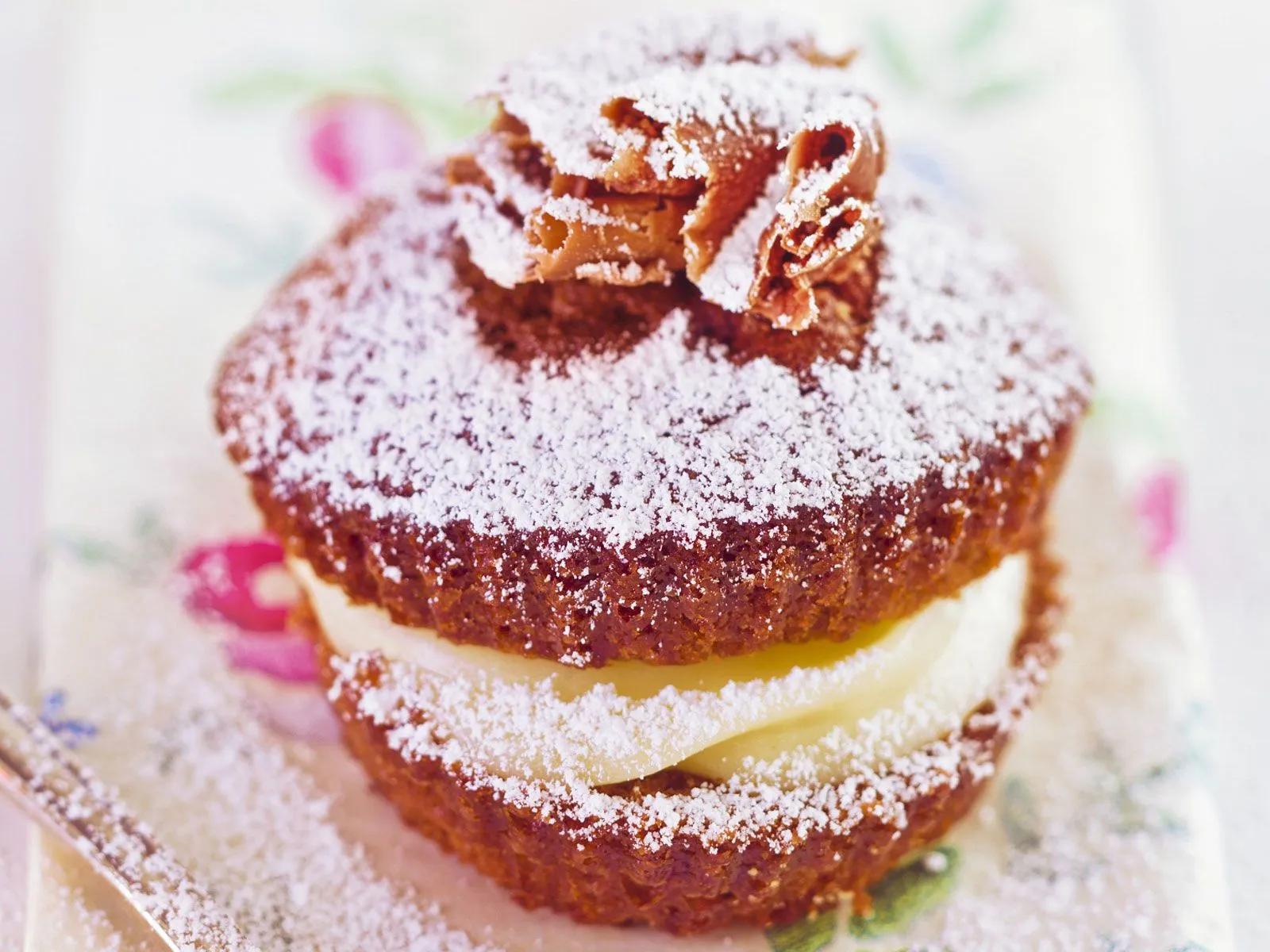 Schoko-Cupcake mit Vanille-Füllung | Rezept | Rezepte, Schoko, Kuchen ...