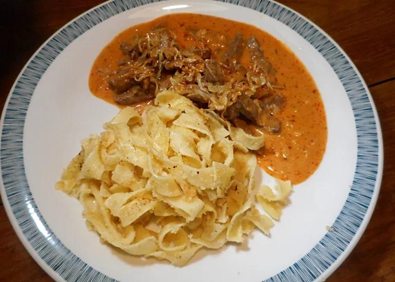 Zwiebelfleisch mit Bröselnudeln | Herr Peschka kocht ...