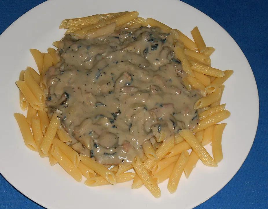 Schnelle Nudelsoße mit Speck, Champignons und Zwiebeln von Isabell321 ...