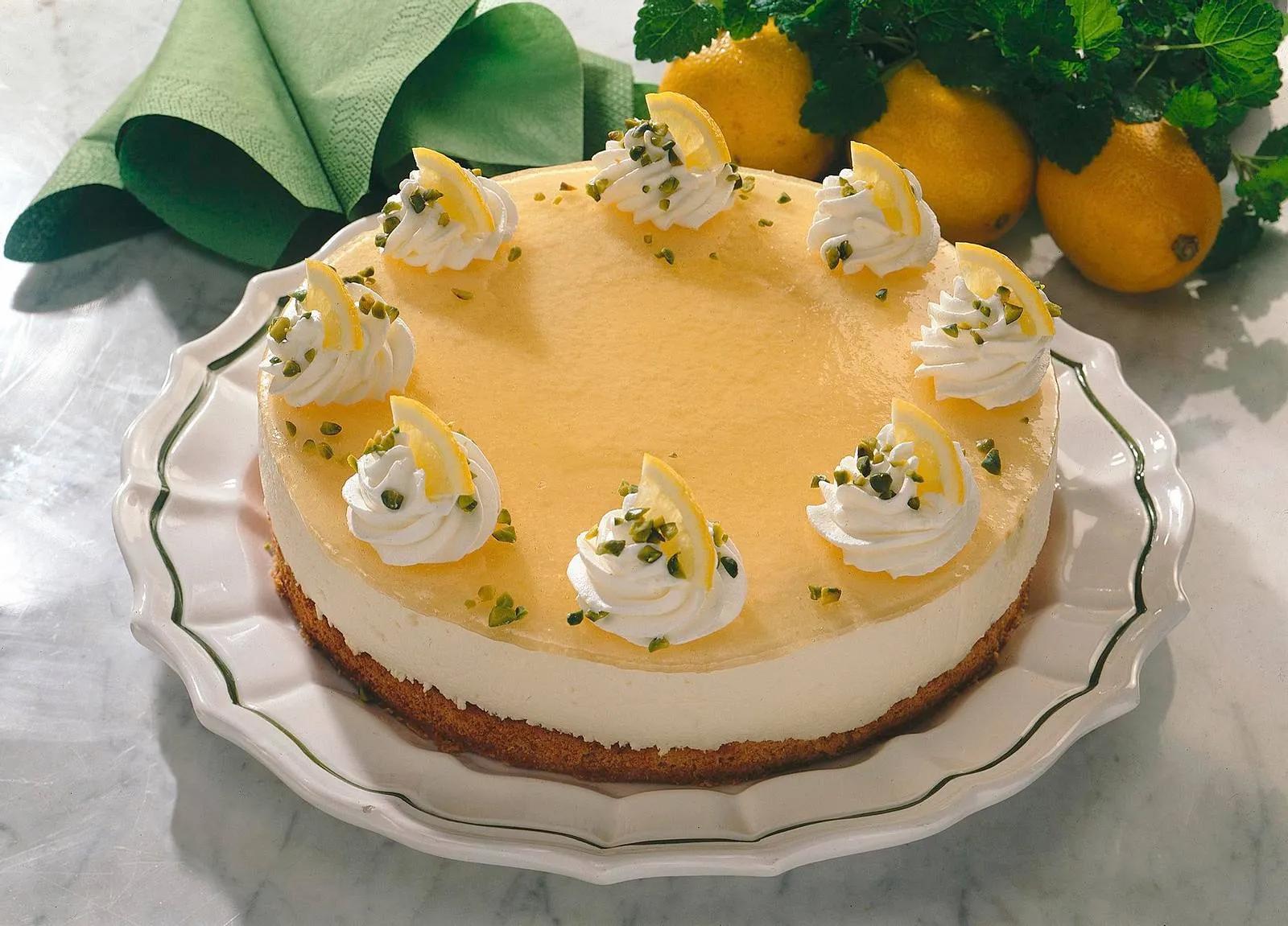 Zitronen-Quark-Sahne-Torte Rezept | LECKER
