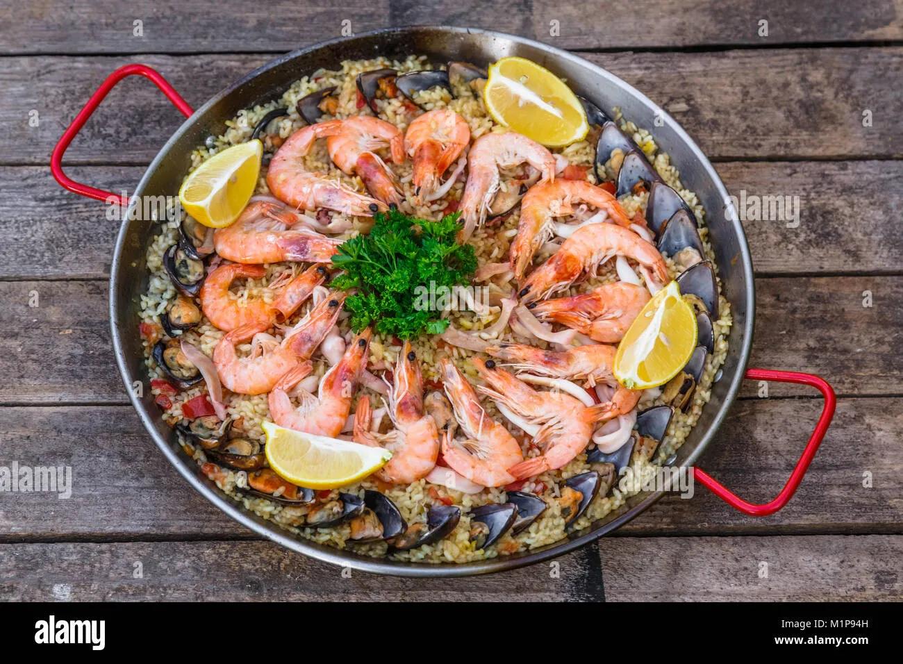 Traditionellen Meeresfrüchte Paella in der Pfanne anbraten, auf einem ...