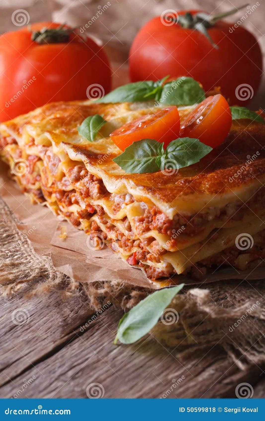 Lasagne Mit Basilikum Und Tomaten Auf Einer Alten Tabelle, Vertikales ...