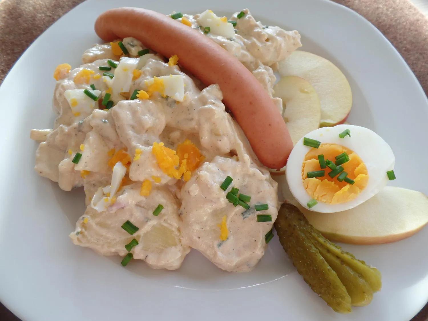Klassischer Kartoffelsalat mit Würstchen - Rezept - kochbar.de