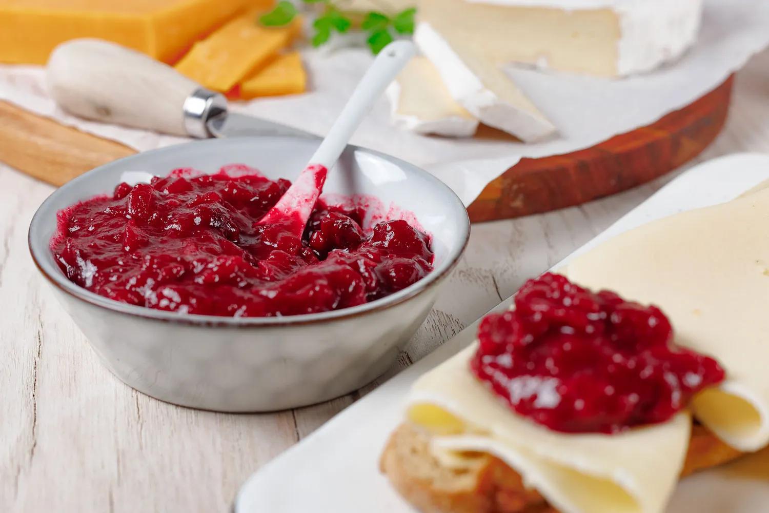 Cranberry-Zwiebel-Chutney ohne Zucker - Perfekt für Käse!
