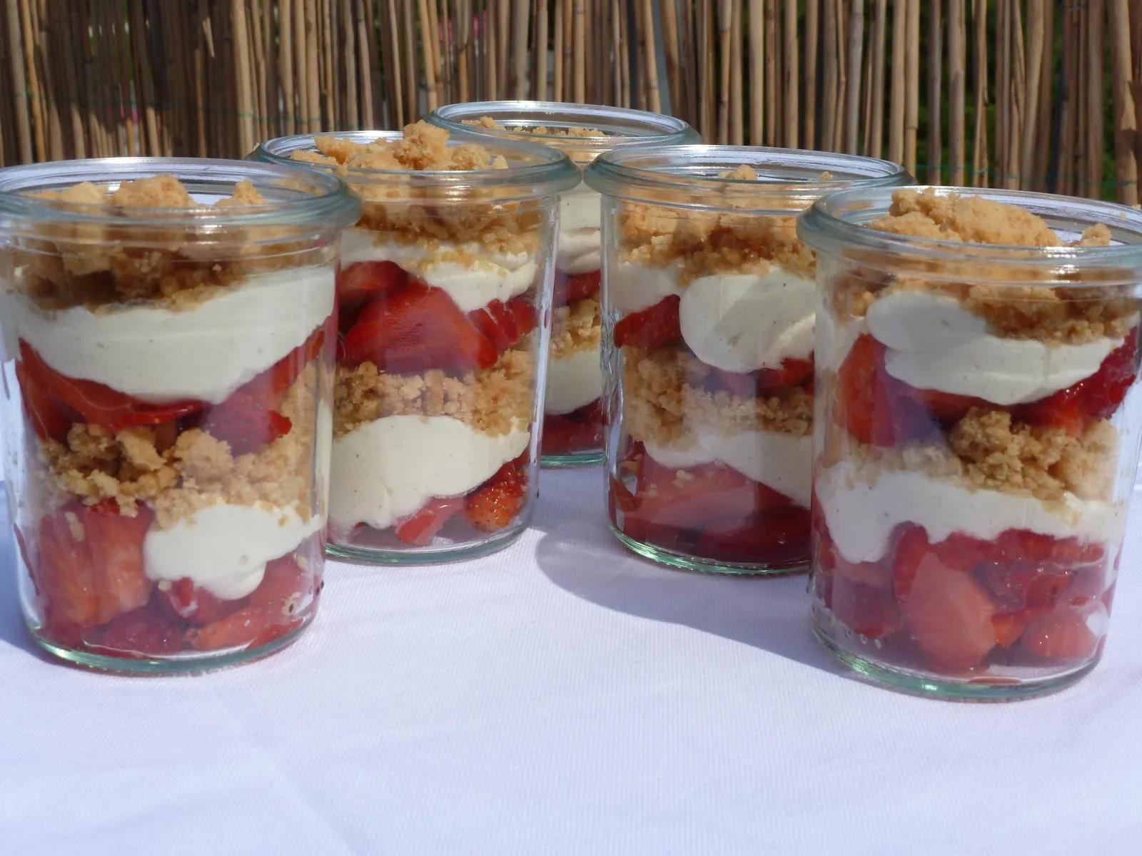 Maja&amp;#39;s little bakery: Erdbeer Crumble Schichtdessert im Glas