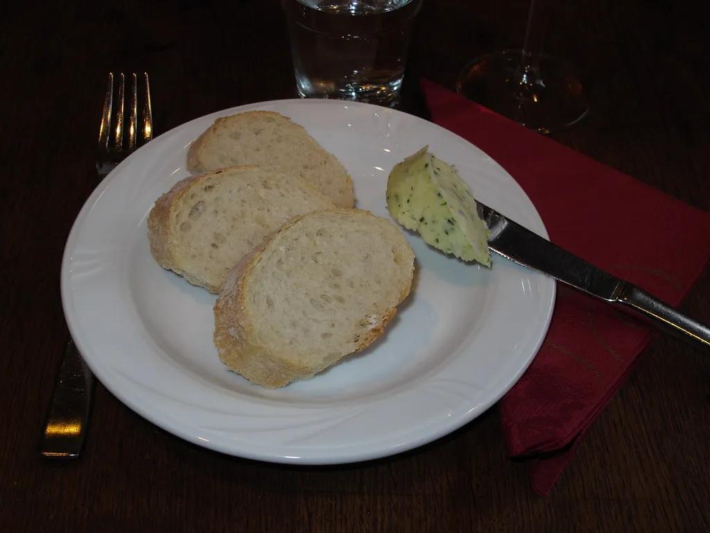 Brot mit Kräuterbutter im portugiesischen Fischrestaurant … | Flickr