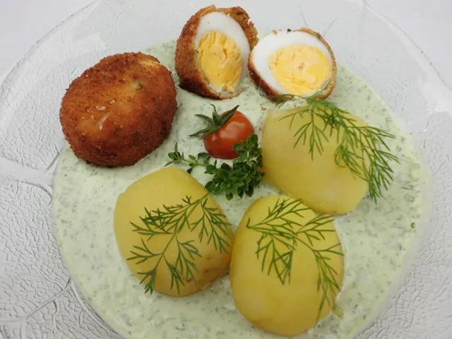 frittierte Eier in Kräutersauce,Kartoffeln,