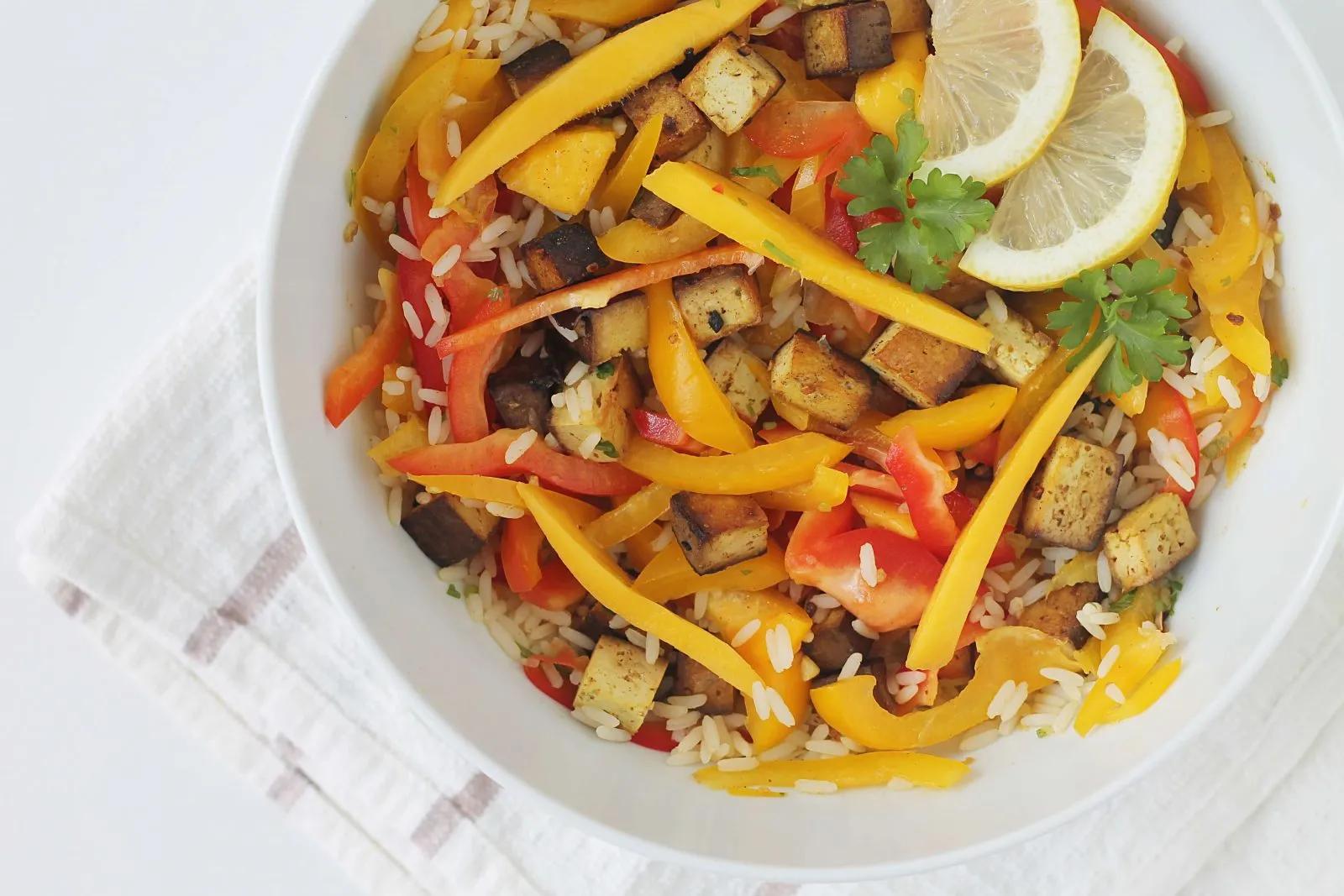Reissalat mit Mango, Paprika und Tofu | fithealthydi