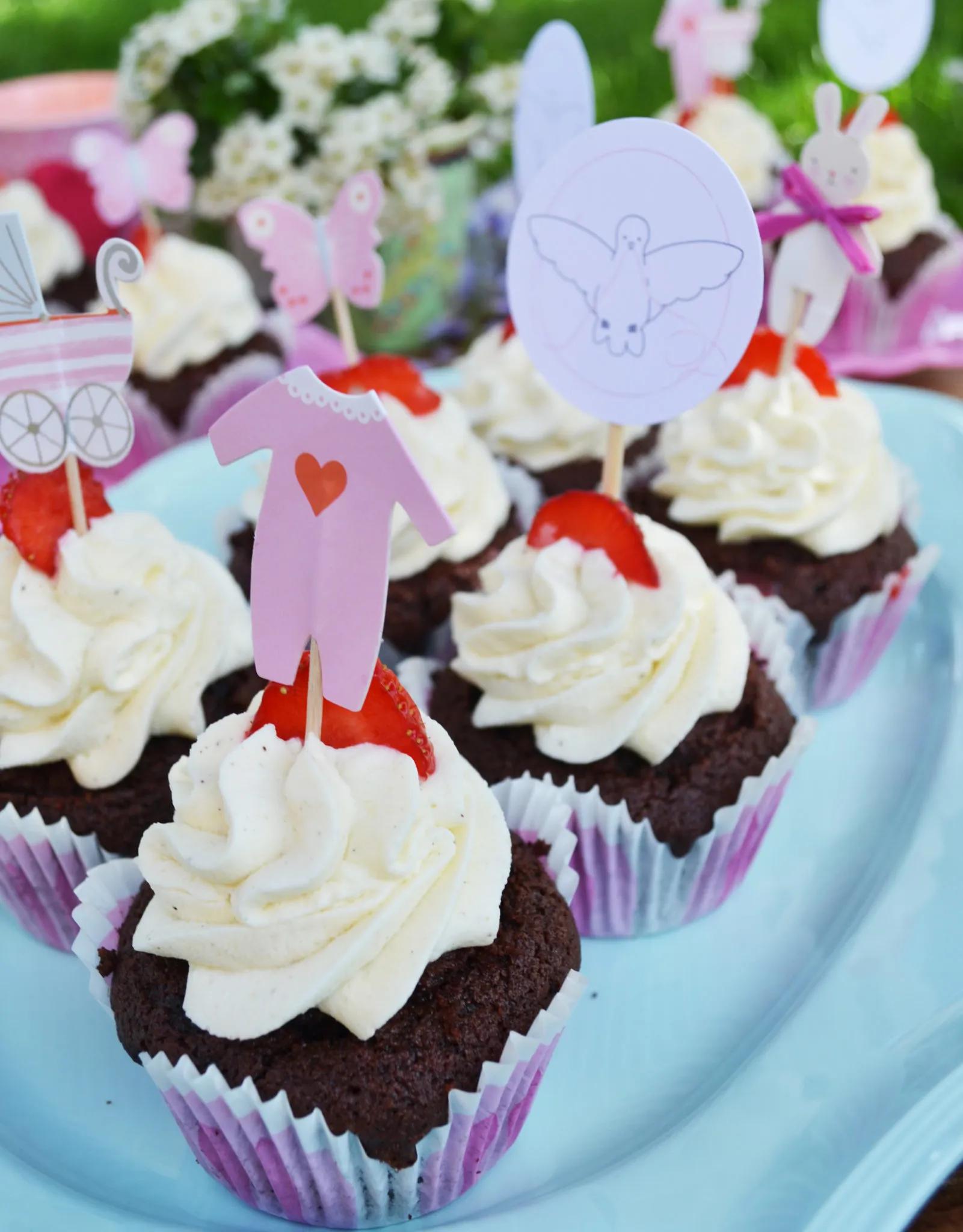 Süße Liebe! Gefüllte Erdbeer-Schoko-Cupcakes mit Frischkäse-Topping ...