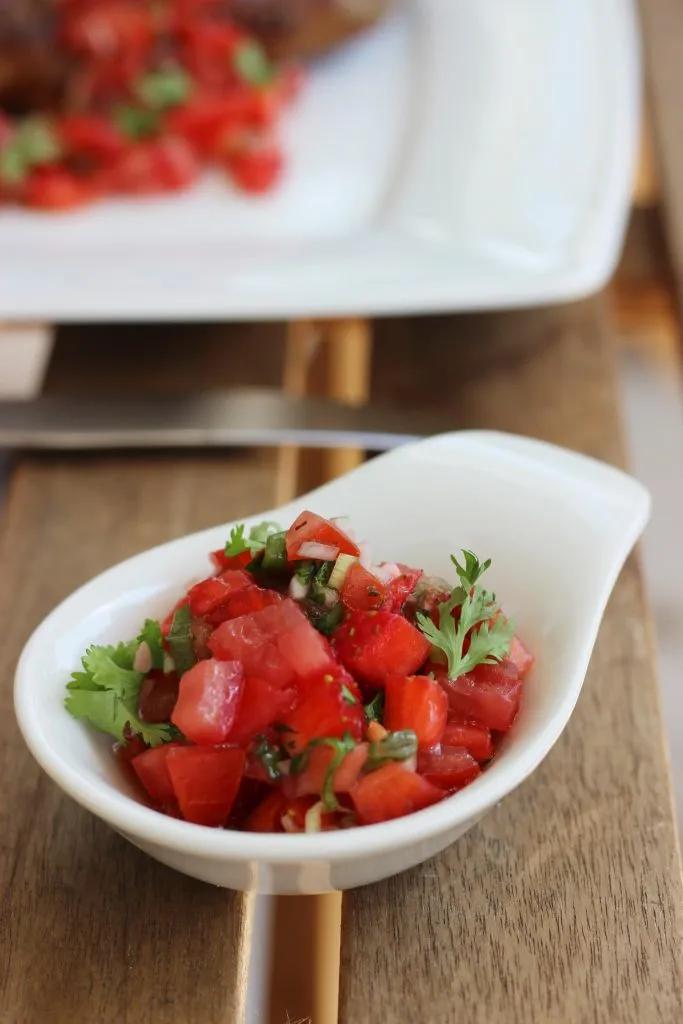 Tomaten-Erdbeer-Salsa - perfekt zu gegrilltem Fleisch