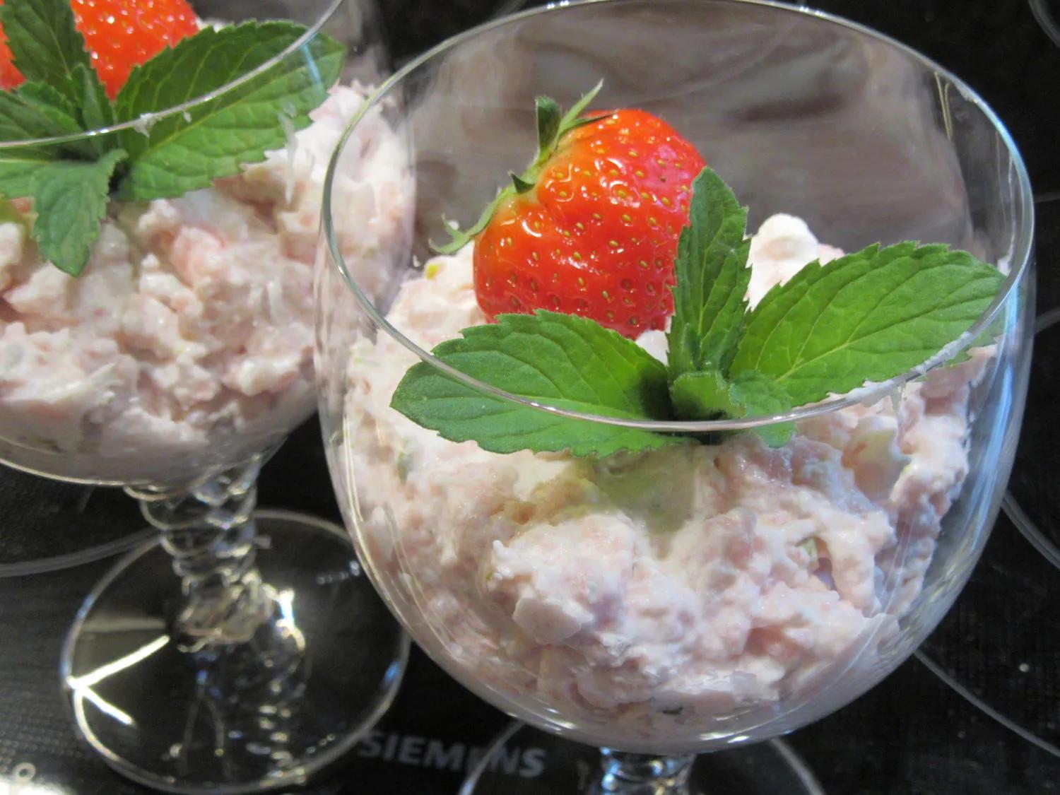Dessert: Erdbeercreme mit Pistazien - Rezept - kochbar.de