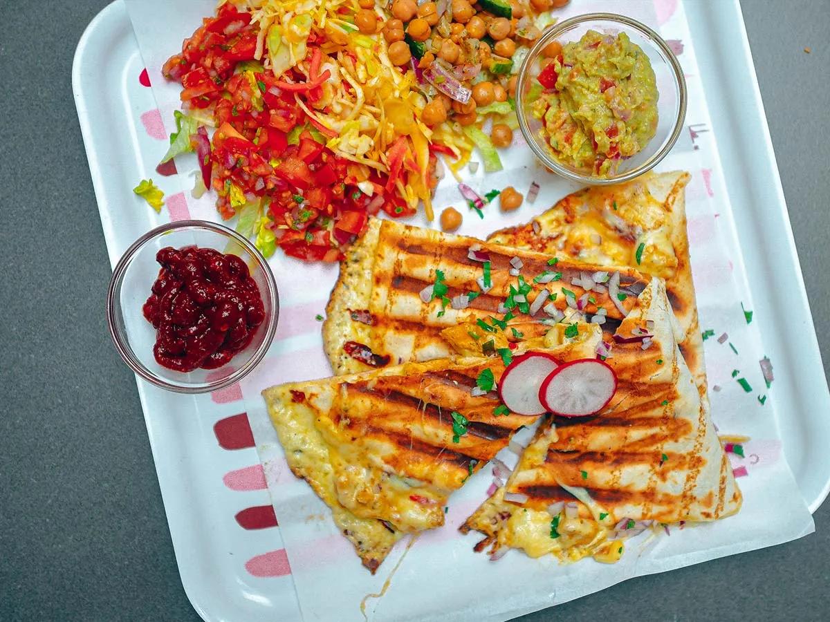 Hähnchen-Quesadillas mit Guacamole - Stadtmagazin Bremen