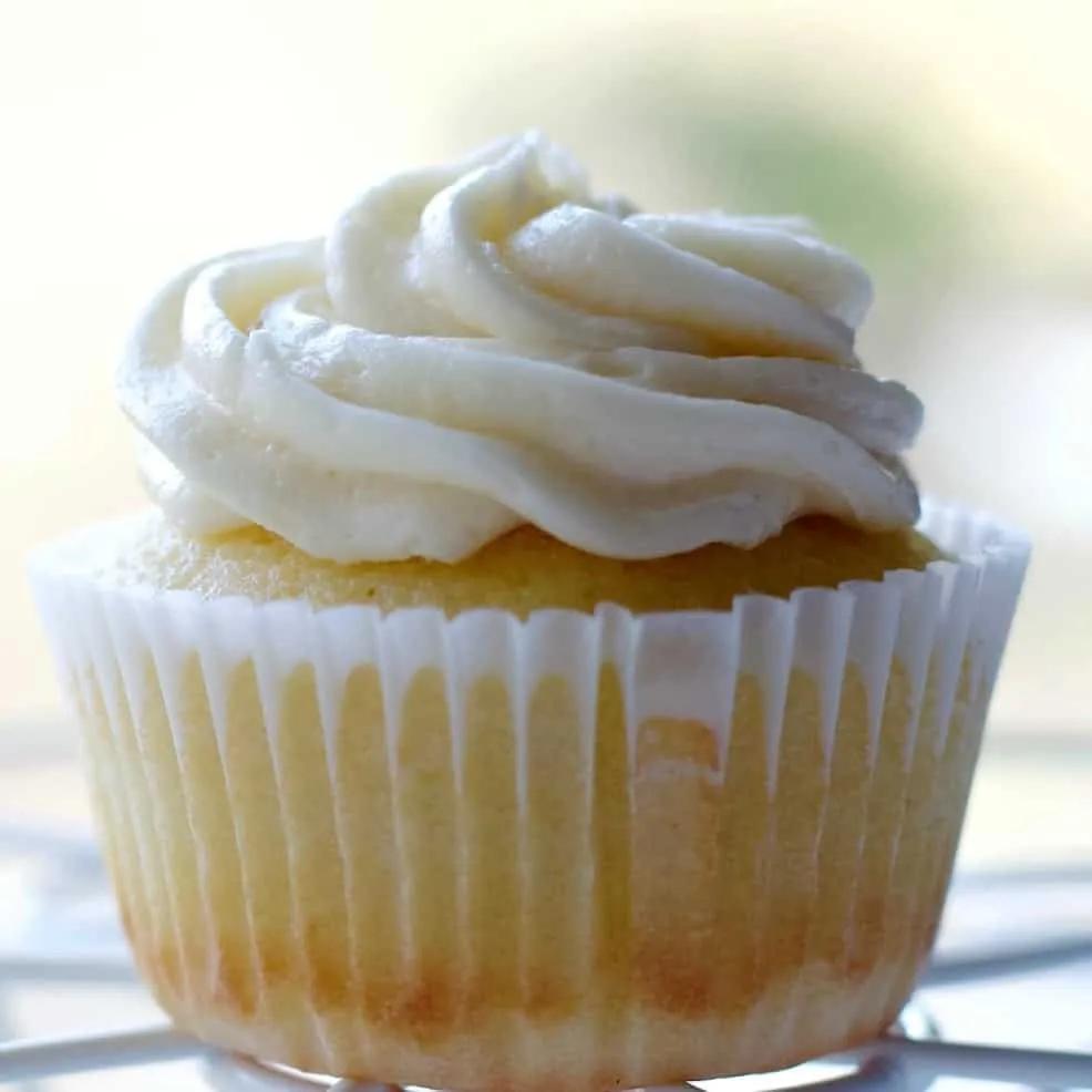 Superfeuchtes Vanille-Cupcake-Rezept mit Buttercreme-Glasur | Minions