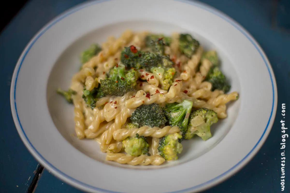Wos zum Essn: Cremige Weißwein-Sahne-Sauce mit Broccoli [vegan]