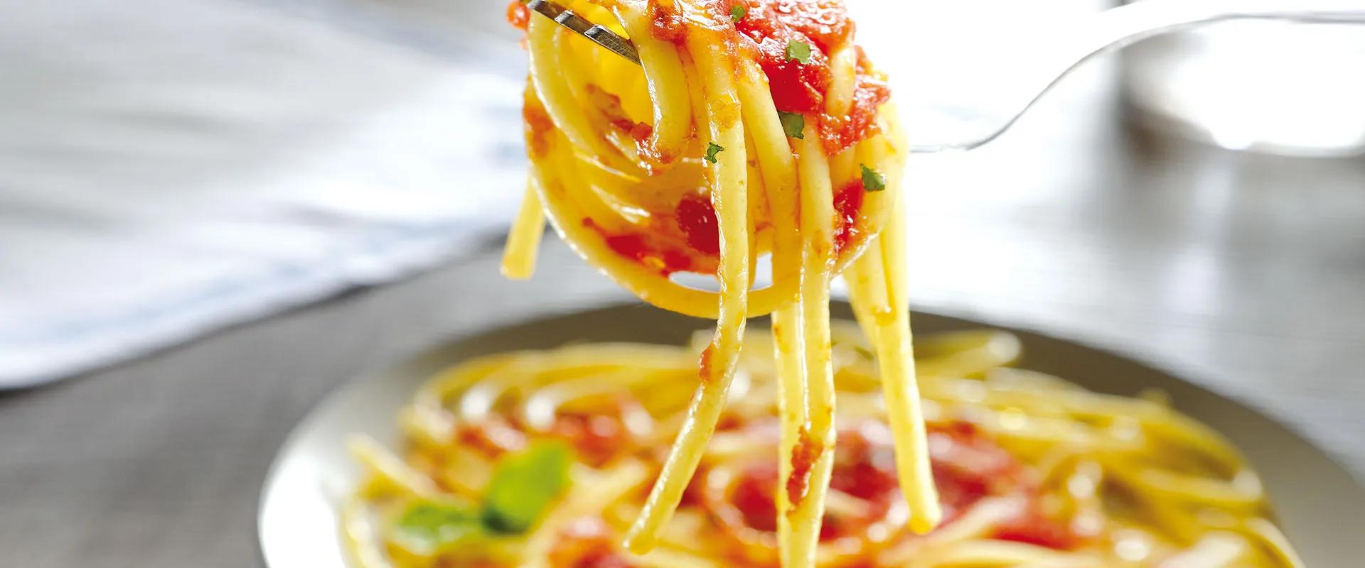 Spaghetti mit Tomatensoße und Basilikum: das Rezept – Fratelli Carli