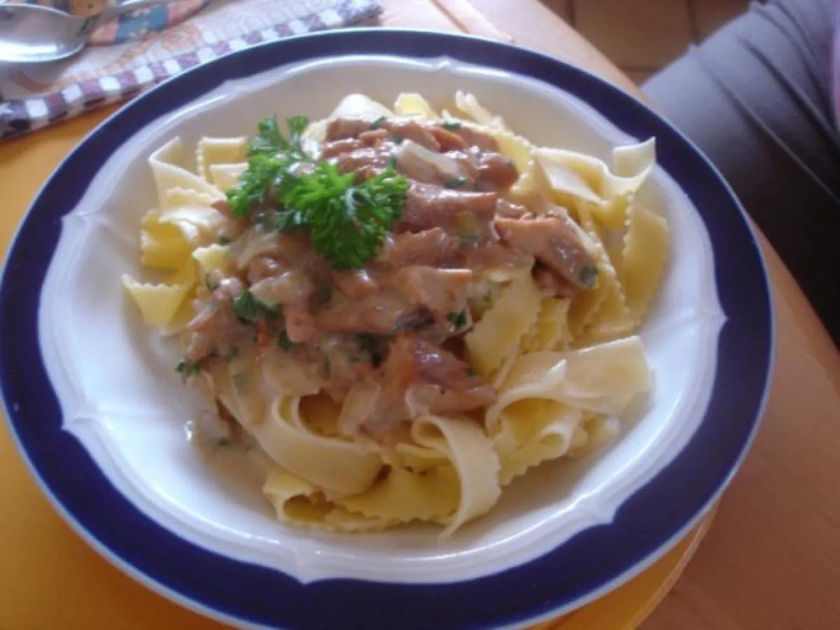 Pfifferlinge in Sahnesauce mit Bandnudeln - Rezept - kochbar.de