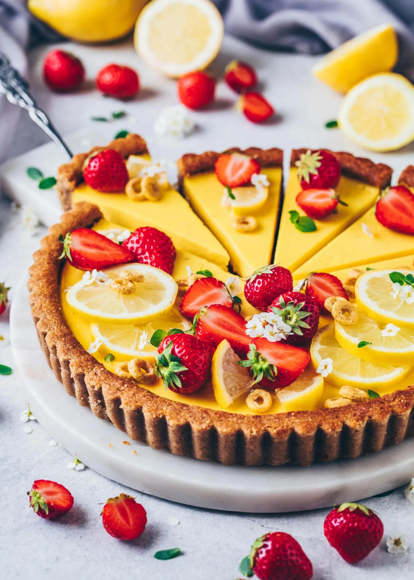 Zitronen-Tarte mit Erdbeeren | Vegan, Glutenfrei - Bianca Zapatka | Rezepte