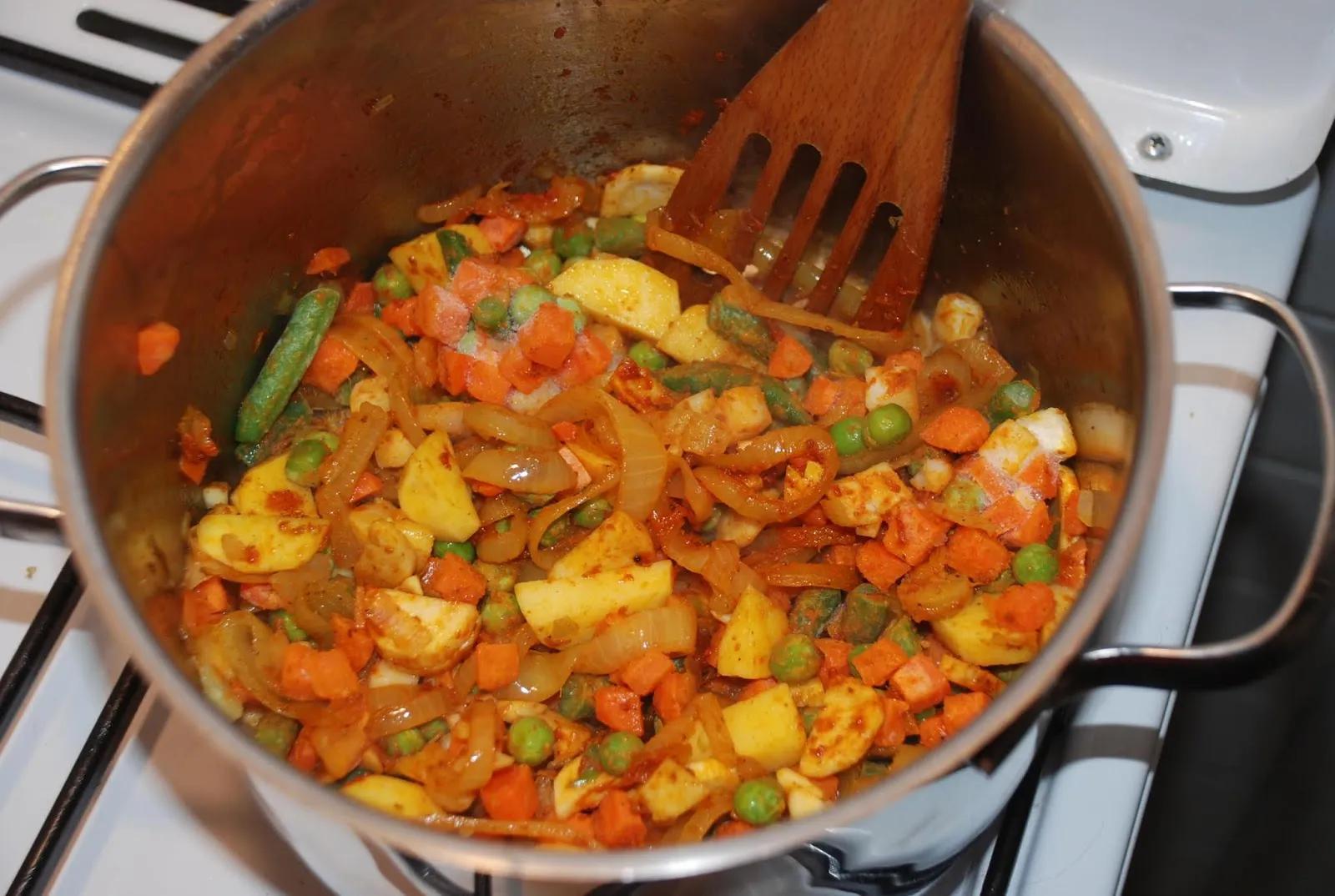 Selbstgemacht: Vegetable dum biryani (Aromatisches Reisgericht mit Gemüse.)