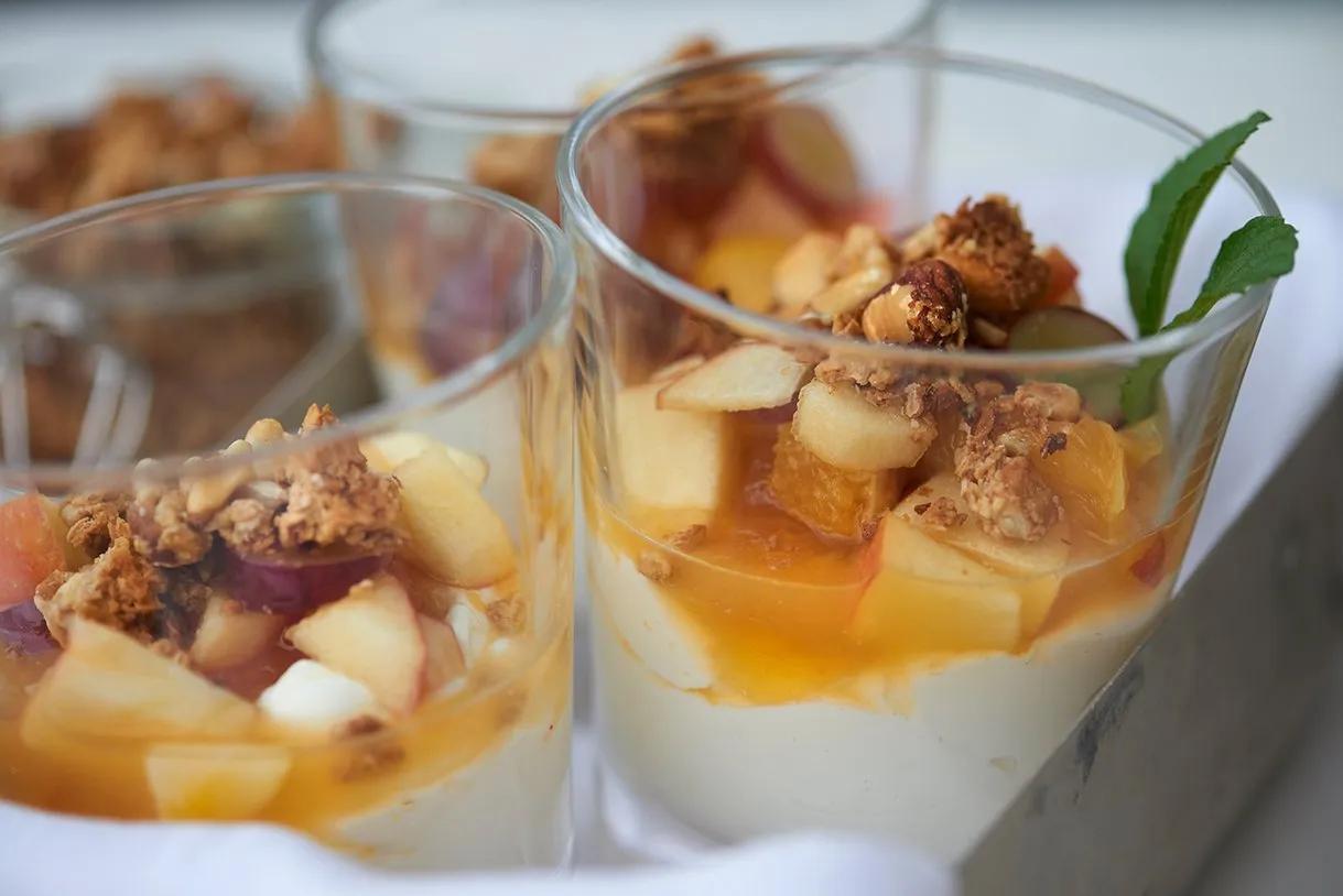 Cremiges Joghurt-Dessert mit mariniertem Obst, Nüssen, Kernen &amp; Honig ...