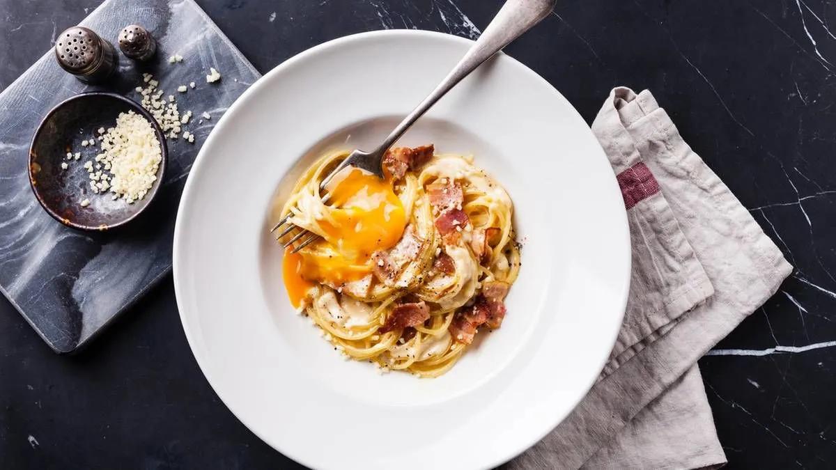 Spaghetti Carbonara ist ein Klassiker der italienischen Küche ...