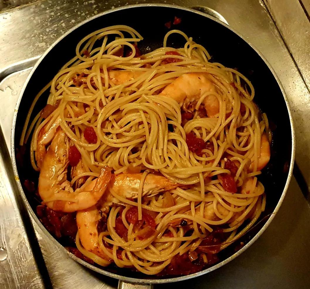 Spaghetti mit Garnelen in Tomatensoße