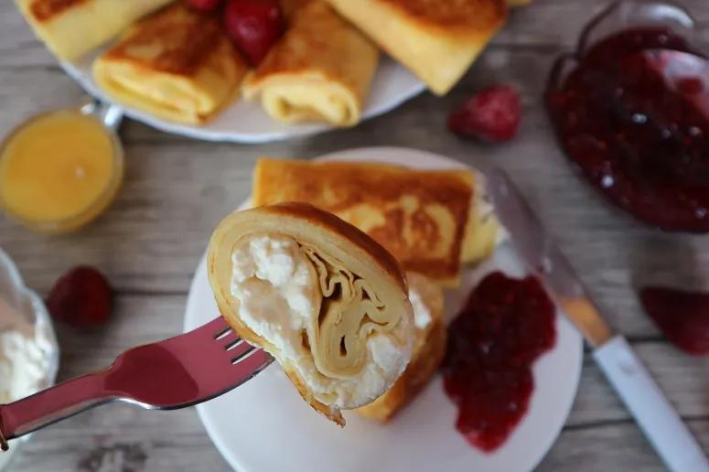 Mit Tworog gefüllte Blini – süß gefüllte russische Pfannkuchen