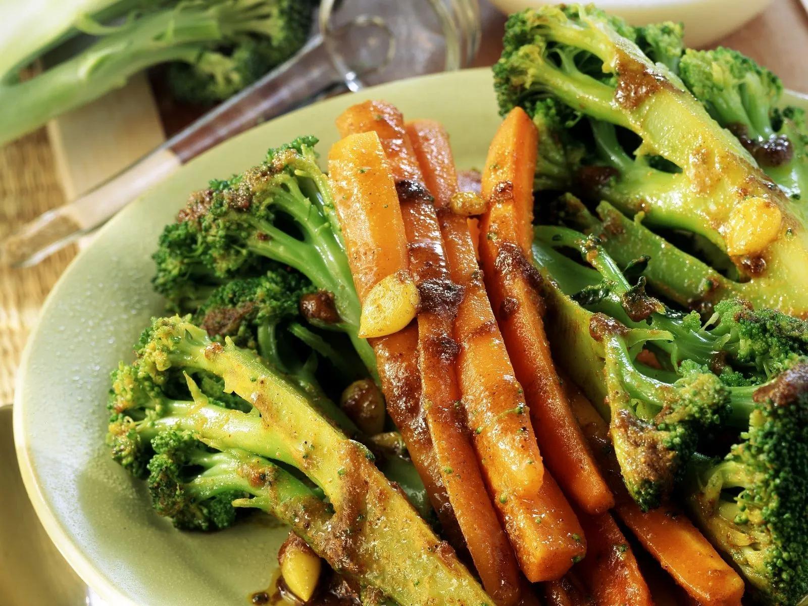 Gebratener Brokkoli mit Parmesan-Sahne-Creme Rezept | EAT SMARTER