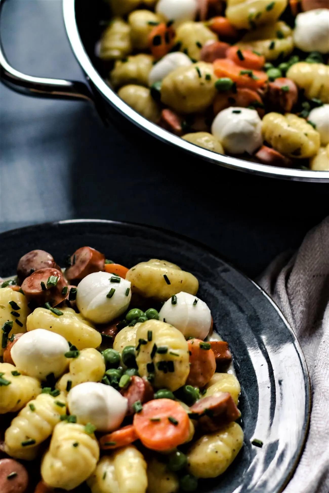 Gnocchi Pfanne mit Gemüse &amp; Wiener: Kinderessen in 20 Minuten