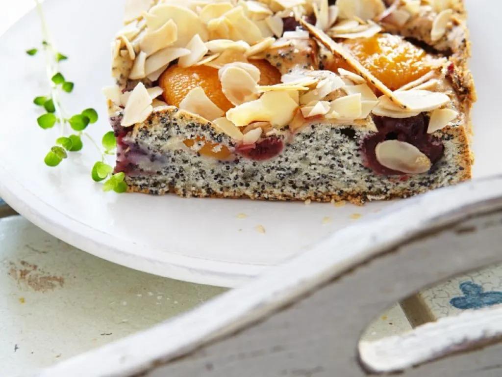 Mohn-Aprikosen-Kuchen mit Mandeln Rezept | EAT SMARTER