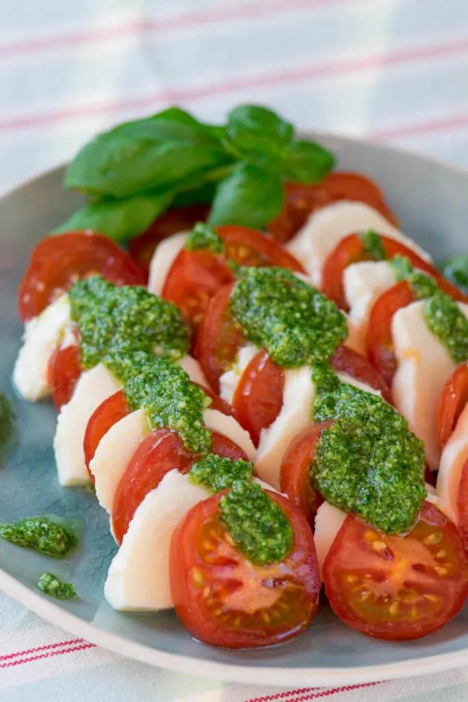 Tomate Mozzarella Salat - so einfach machst du Basilikum Pesto selber