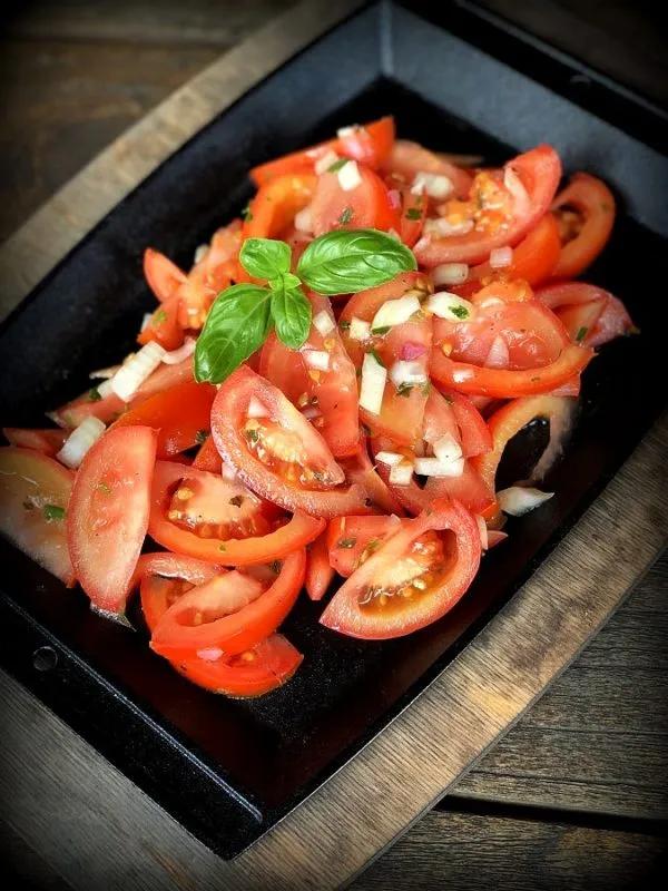 Tomatensalat mit Zwiebeln und italienischen Kräutern | BBQPit.de