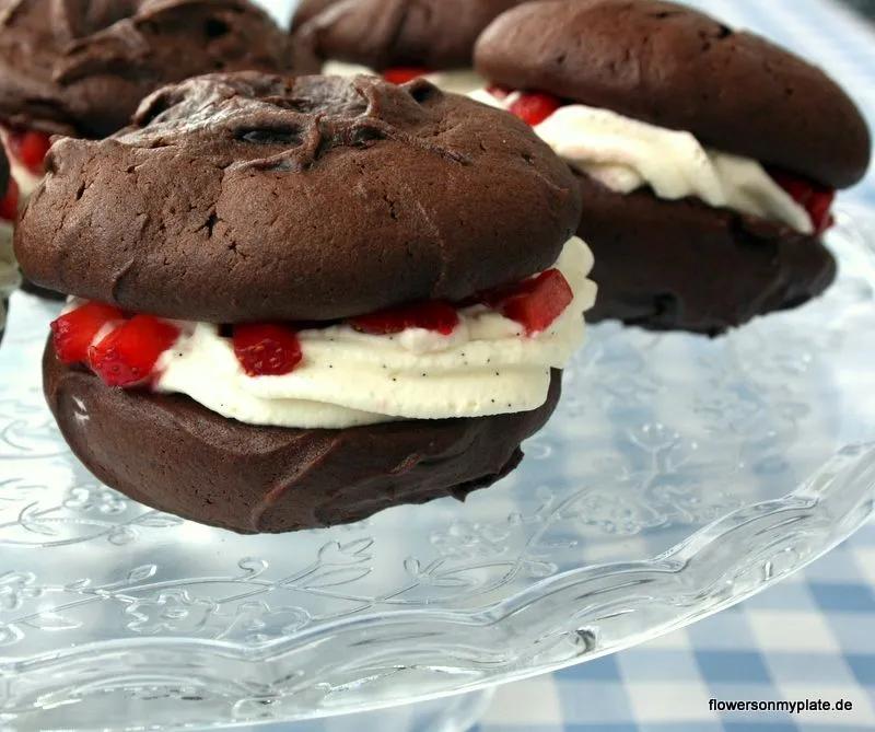 Rezept für Schoko Whoopie Pies mit Erdbeersahne | Rezept | Whoopie pies ...