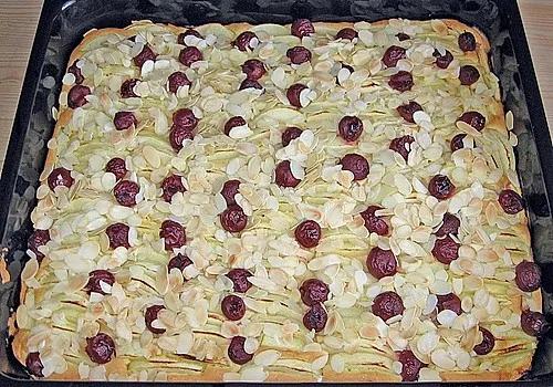 Apfel - Kirsch - Blechkuchen nach Oma Bärbel (Rezept mit Bild ...