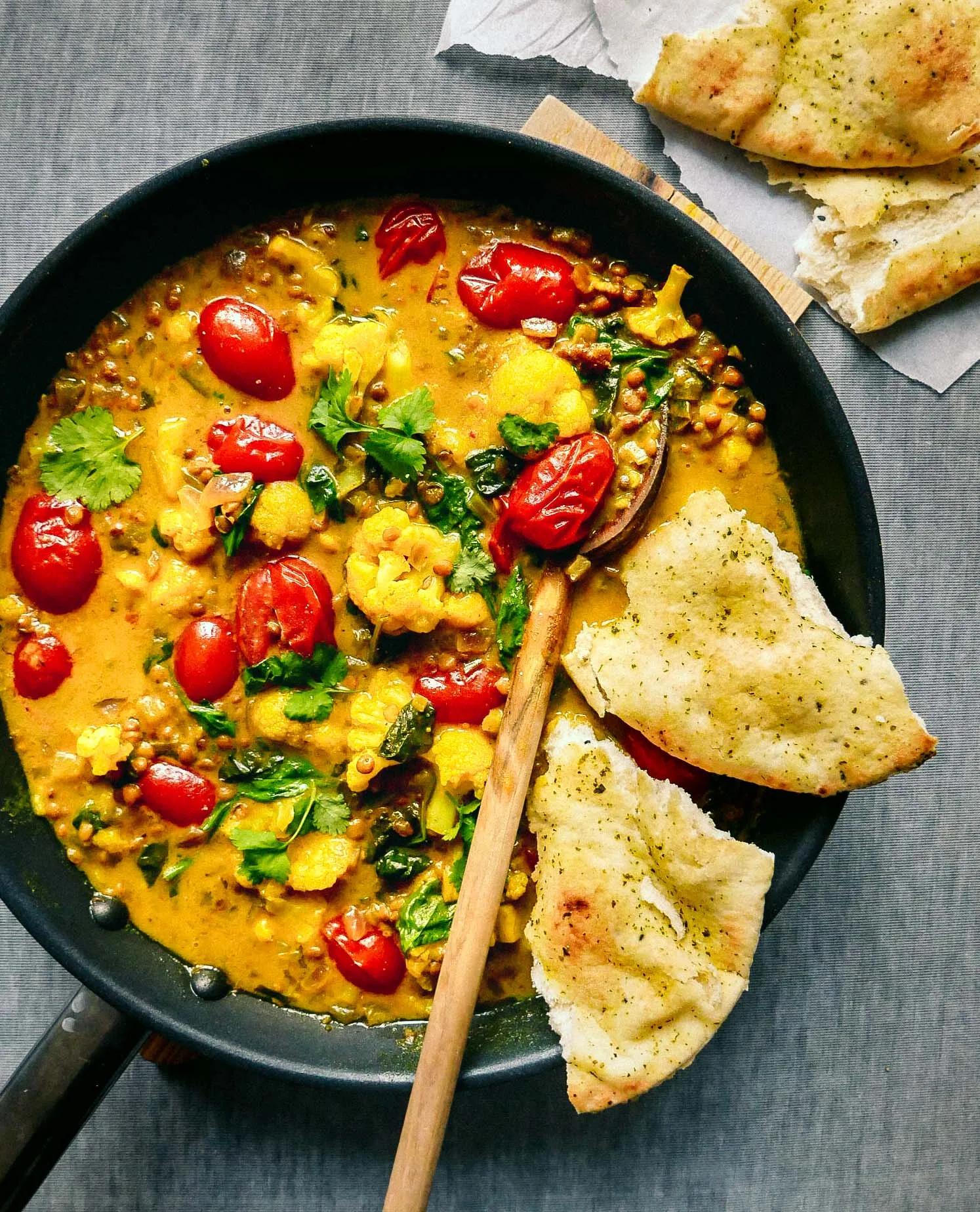 Vegan Cauliflower Curry – Easy recipe with vegetables and flatbreads