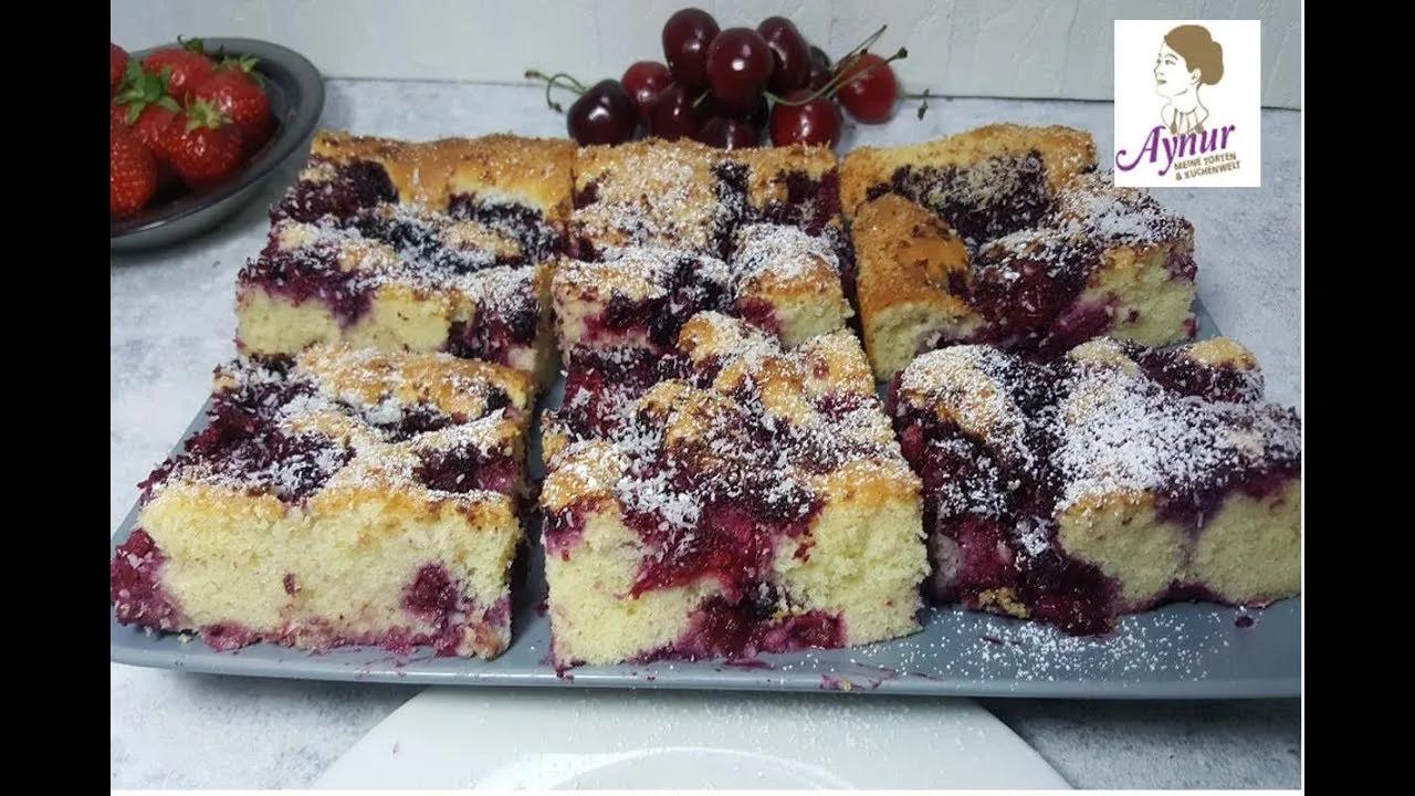 Ein leckerer Blechkuchen mit fruchtigen Beeren und Kokos in nur 15 ...