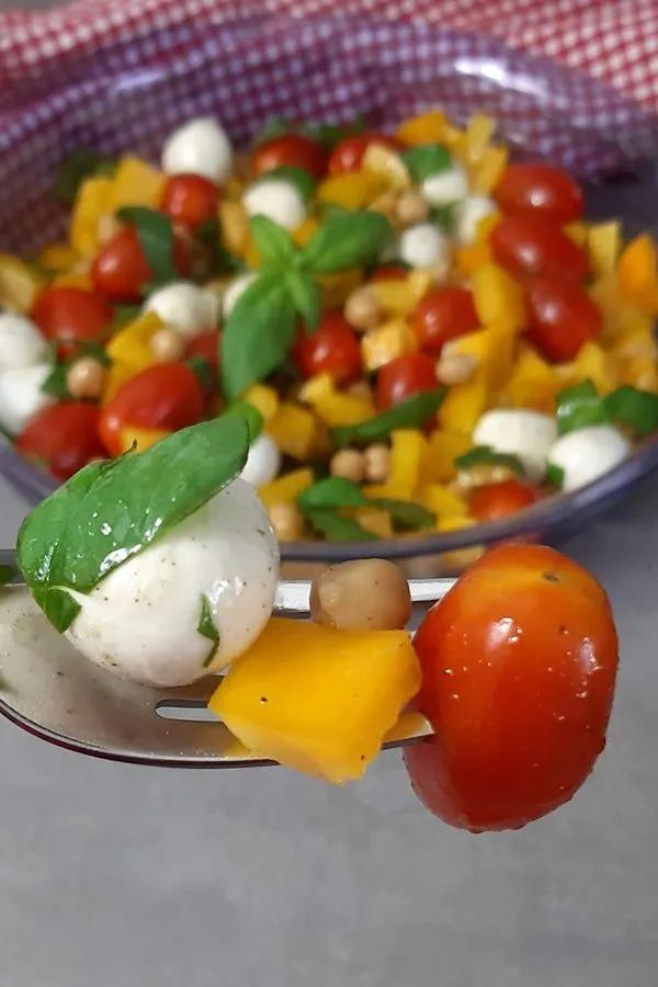 Caprese Salat mal anders! Mit Kichererbsen und Paprika | Rezepte gesund ...