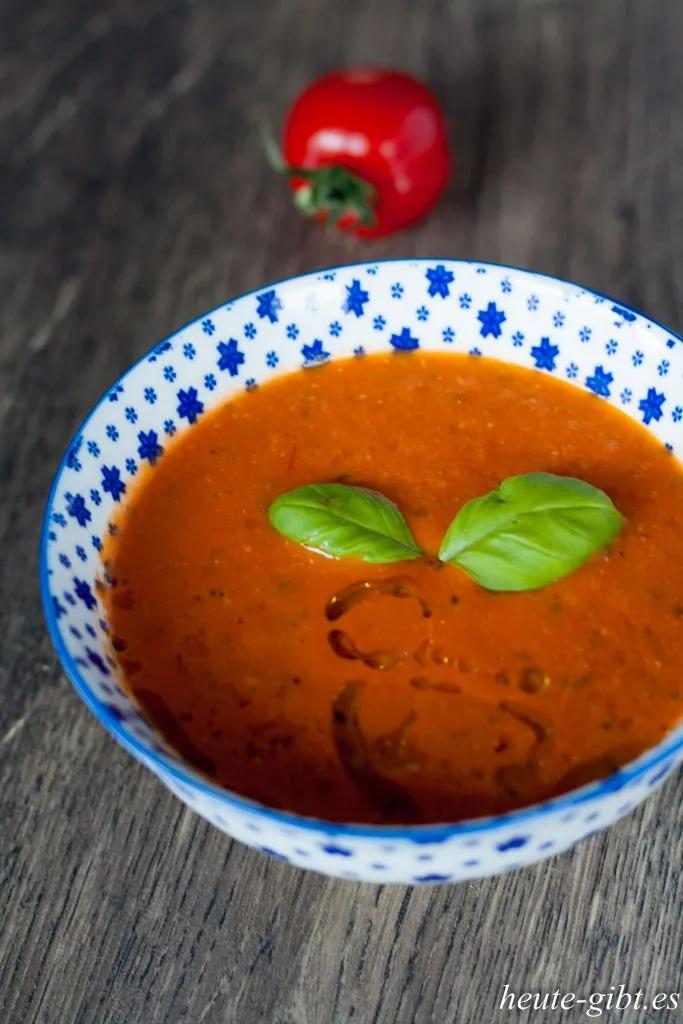 Tomatensuppe mit Mozzarella und Basilikum | Rezept | Tomaten suppe ...