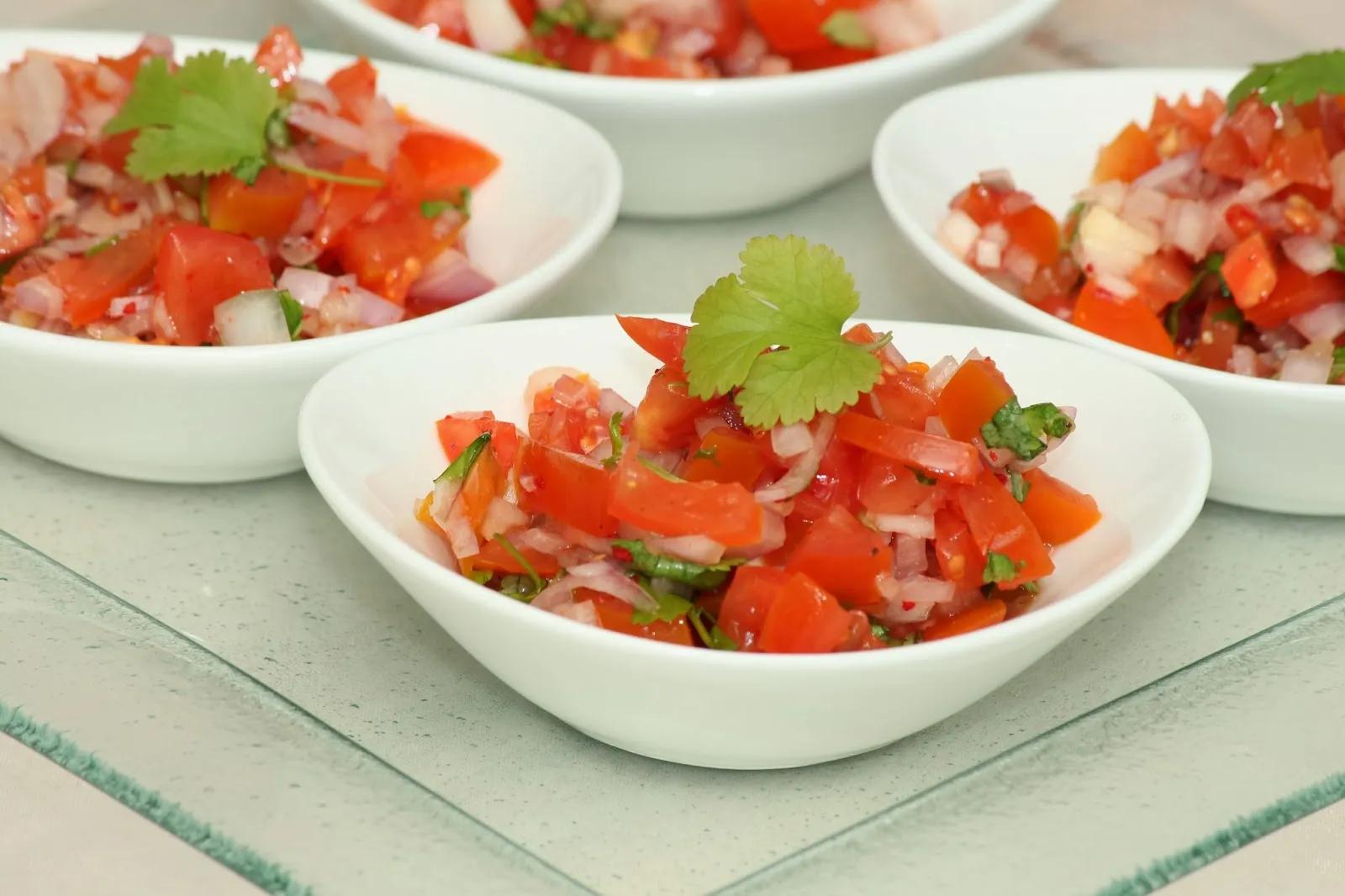 Mexikanische Salsa mit Tomaten und Koriander