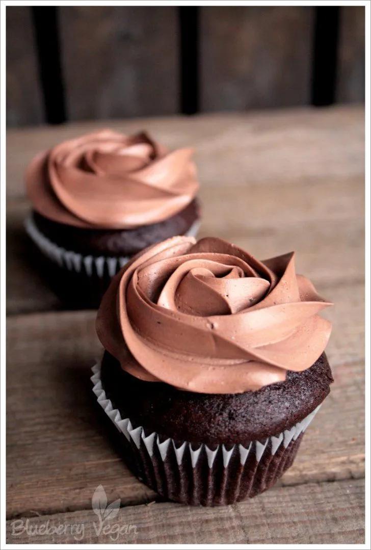 Einfache Schoko- und Vanille-Cupcakes | Rezept | Schoko cupcakes ...