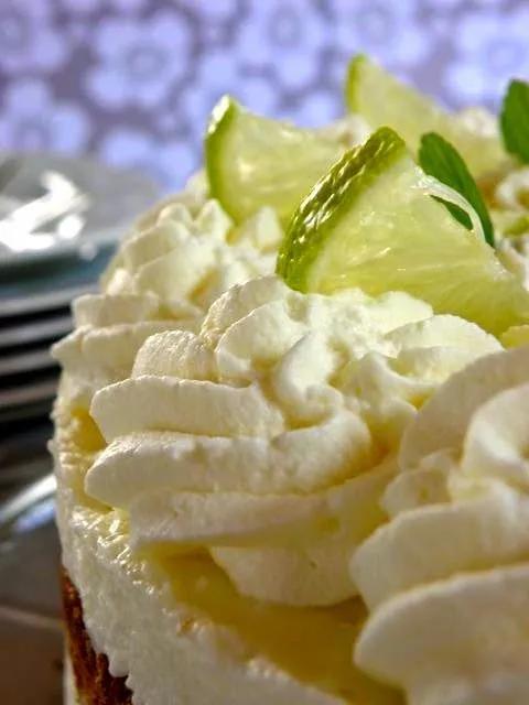 Zitronig frische Sahnetorte mit Limetten und Melisse | Kuchen ohne ...