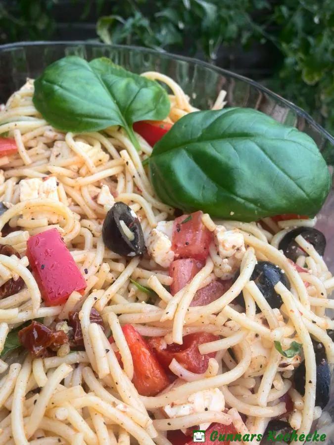 Mediterraner Spaghettisalat mit Feta, Oliven und getrockneten Tomaten ...