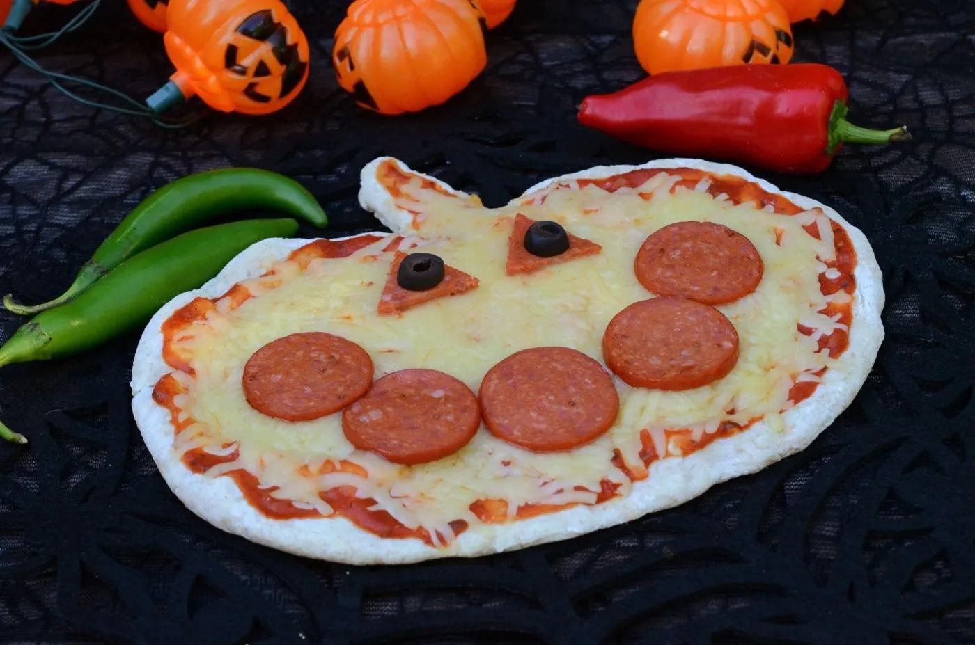 Einfache Pizza-Idee in Form eines #Kürbis mit #Salami Halloween Pizza ...