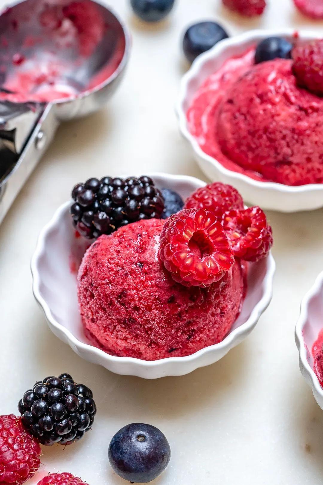 Healthy Mixed Berry Sorbet for a Sweet Clean Eating Treat! Köstliche ...