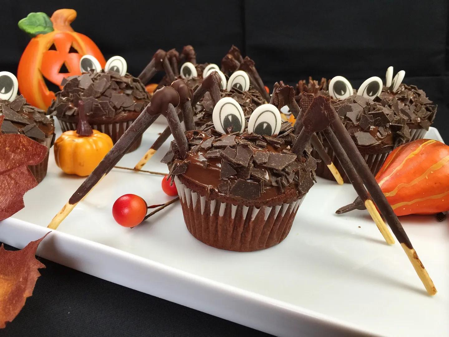 Gruselige Spinnen Cupcakes / Schoko Muffins / Spider bei Halloween ...