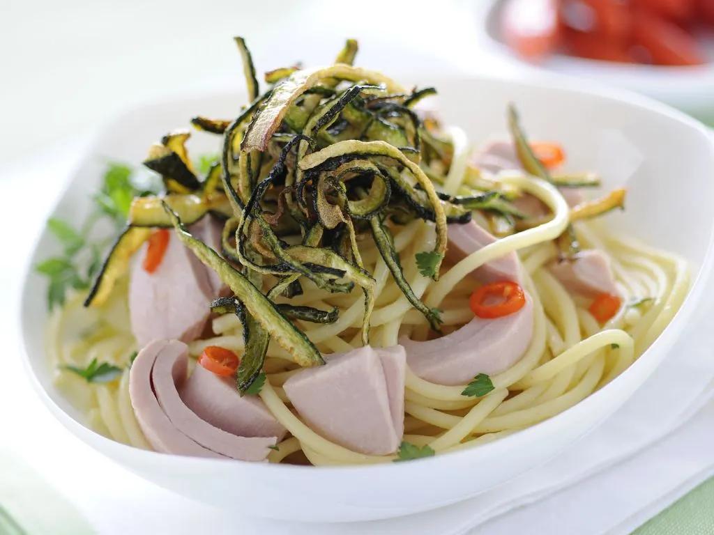 Spaghetti mit Thunfisch und gebratenen Zucchini Rezept | EAT SMARTER